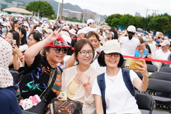 靳秀麗（右一）與人生新職涯認識的工作夥伴一起參加《50+》好好同學會。