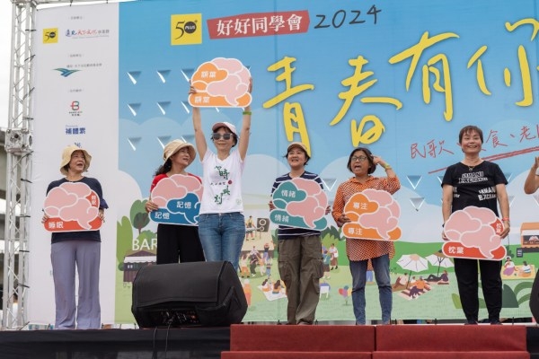 易思腦心腦鍛鍊成就中心徵求觀眾上台介紹腦區，並提醒40歲後，大腦就過了保固期，必須勤於保養。