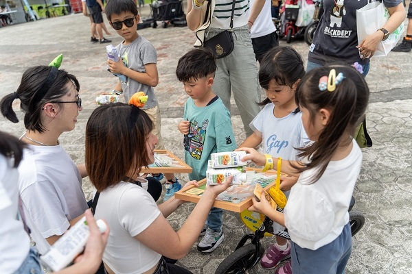 雀巢立攝適諾沛現場發送飲品供民眾享用，一瓶就能迅速補充營養。 