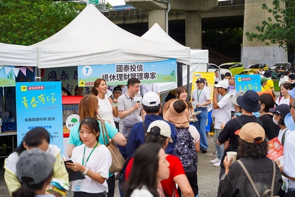 國泰投信於現場擺攤，協助民眾了解退休準備，攤位前擠滿人潮。