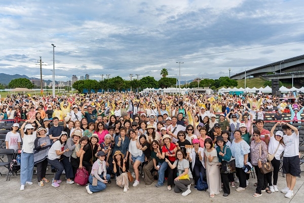 活動尾聲的數千人大合照，替《50+》好好同學會劃下美好句點。