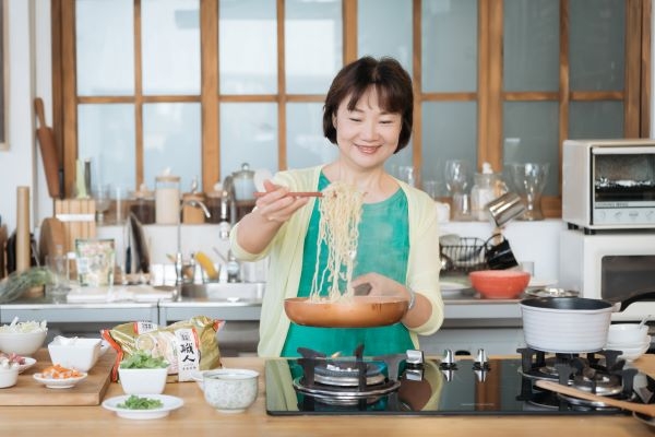 《50+》讀者簡碧慧用南僑讚岐急凍熟麵料理一個人的獨食時光，輕鬆又方便，還能吃到滿滿的營養美味。