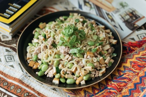 南僑讚岐職人造波拉麵變身炒麵，加點毛豆仁、豆干和肉末，蛋白質豐富又好吃。