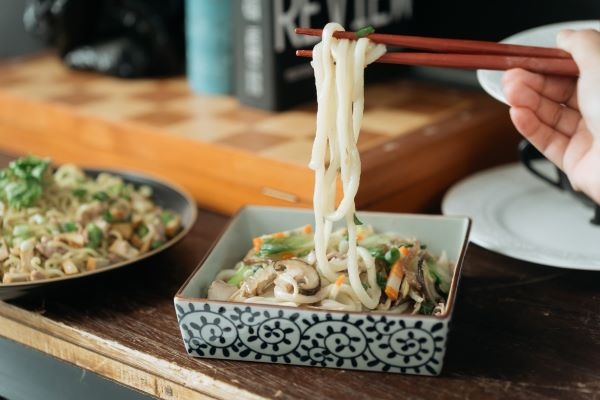 炒烏龍是最棒的清冰箱料理，利用南僑讚岐急凍烏龍麵的醬包，不用特別調味或事前醃肉，就能輕鬆增添風味。