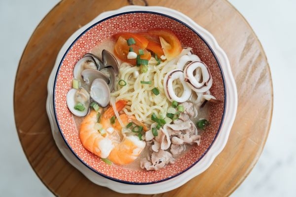 南僑讚岐職人造波拉麵的醬包是濃厚的豚骨風味，加入海鮮等食材，一個人也能享受濃郁又豐盛的一餐。