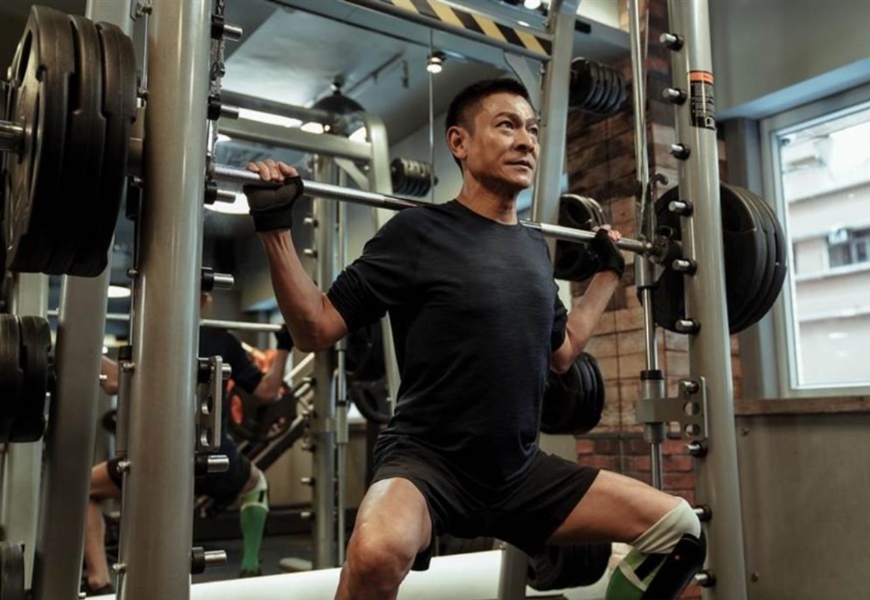 重訓是劉德華必做的運動。圖為電影《拆彈專家2》劇照。（華映提供）