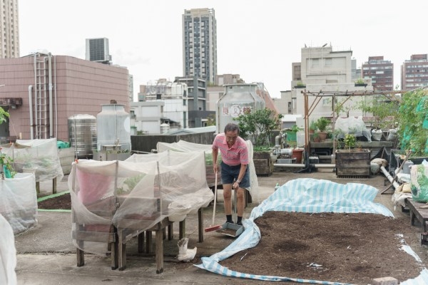 社區農夫常上樓整理環境，連帶解決屋頂汙泥阻塞的問題。