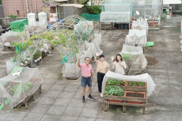 屋頂菜園既是休憩空間，亦促進了鄰里互動。