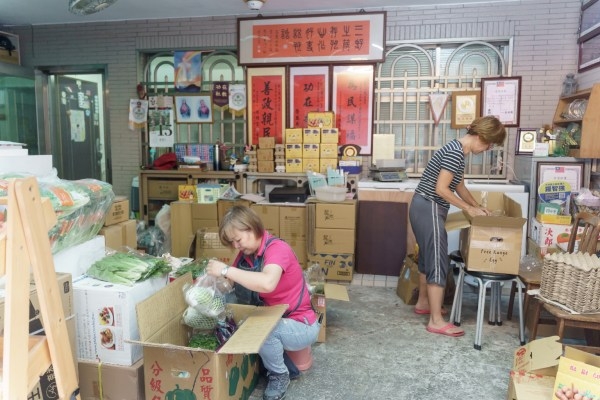 里辦公室一樓庭院，成了暫時存放團購品的空間。