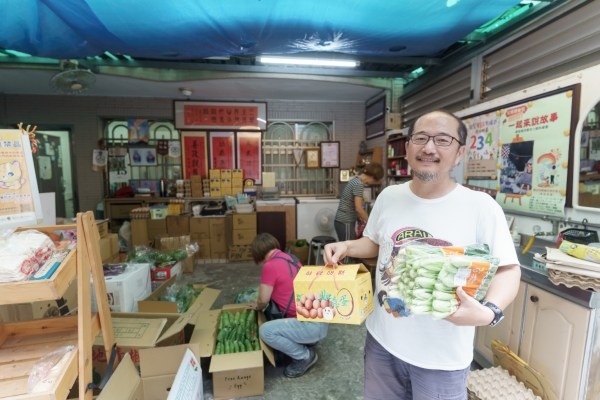 參與團購的居民，騎著機車來取貨。