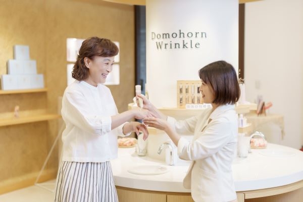 朵茉麗蔻的質地細緻氣味舒適，讓保養成為德玲每天愉悅的力量與來源。