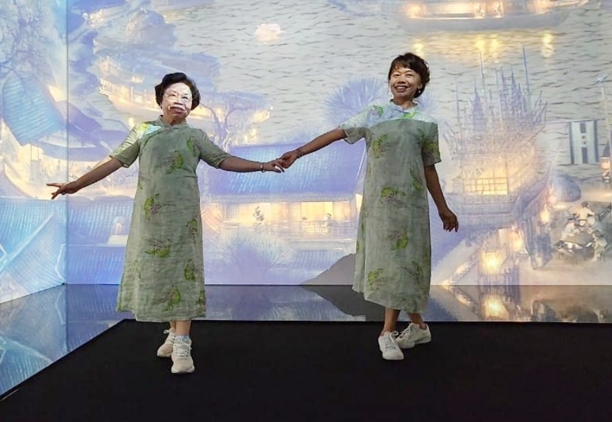 楊靜芳的媽媽（左）過去也是中年重返校園，是女兒的好榜樣。