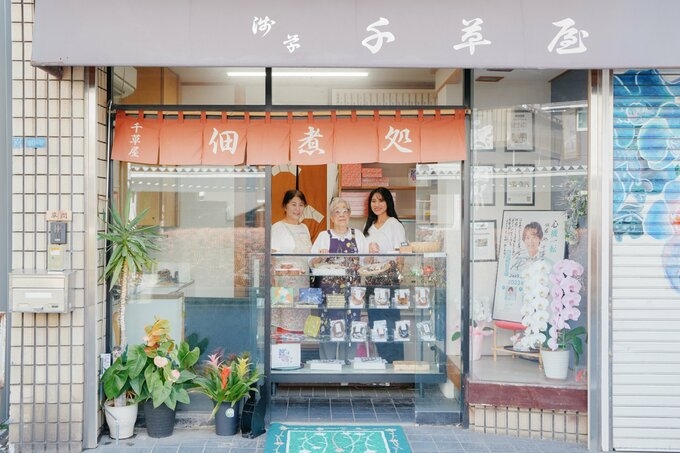 一家三代經營的淺草「千草屋」，氣氛溫馨，門口還裝飾著奶奶偶像的海報。（出自ESSE Online）