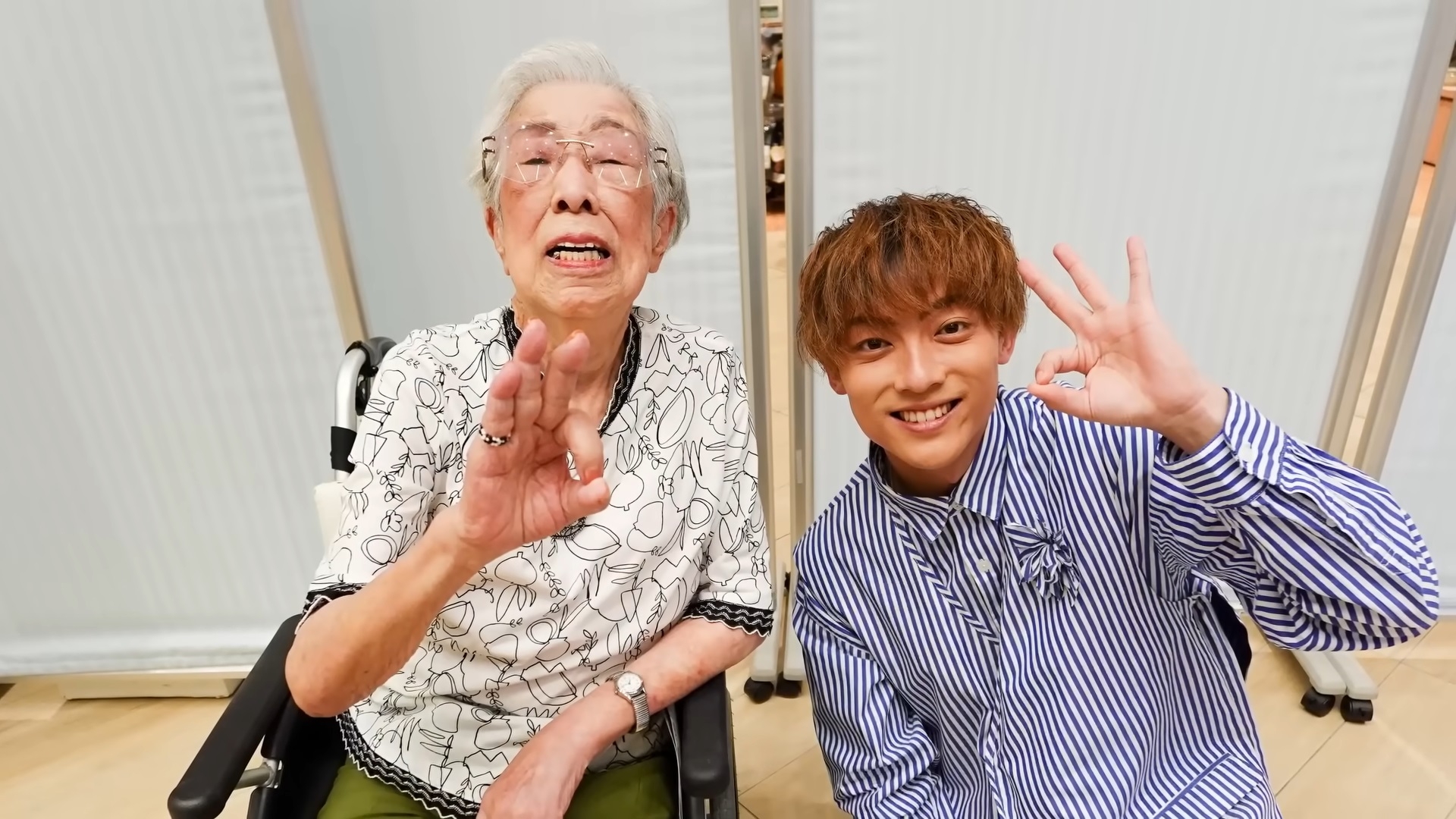 和偶像見面時，藏不住笑容的千惠子奶奶。（出自YT影片截圖） 