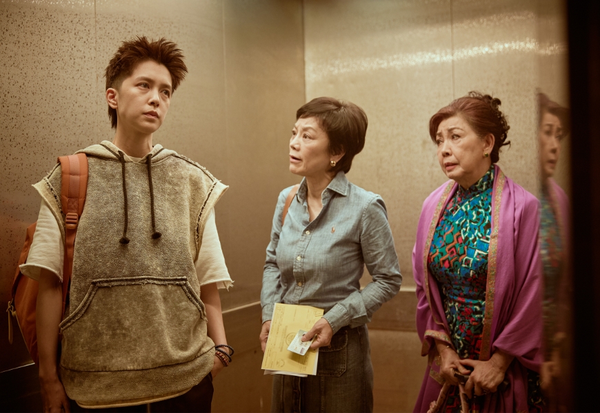 電影中，張艾嘉飾演的「金艾霞」夾在罹患失智症的母親和嘗試人工生殖的同志女兒之間。（東昊影業提供）