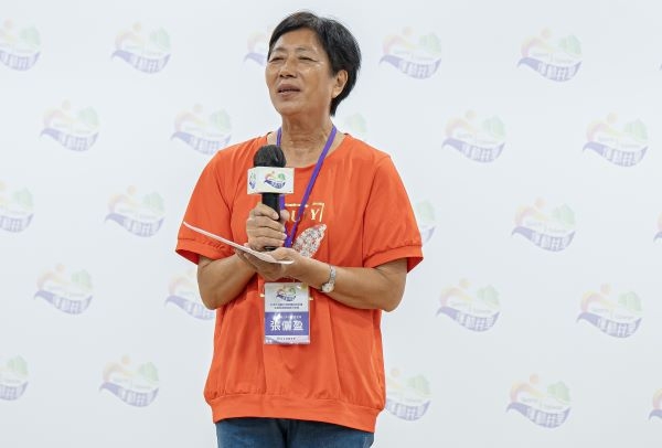 澎湖縣馬公市安宅里里長張儷盈首次離鄉飛至臺灣領取榮譽並上臺分享。