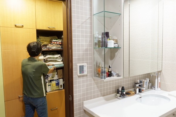 劉綺文在浴室門外訂製一個大櫃子，洗漱備品放上層，棉被放下層。