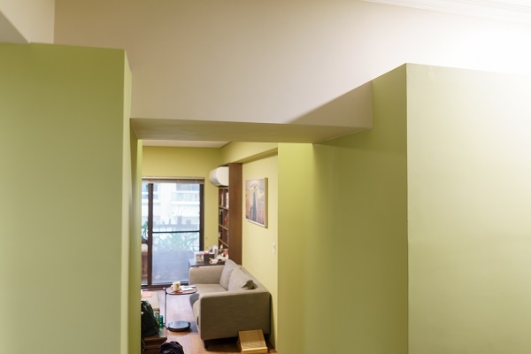 廚房與客廳之間的天花板上有截橫樑，不想花錢包樑，劉綺文索性降低左右兩面牆的高度，讓樑與牆看起來像積木。