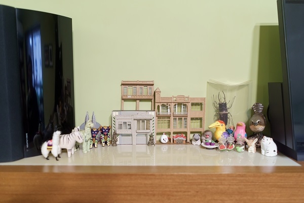 客廳牆面的置物檯上，擺了旅行時帶回來的紀念品。劉綺文主張房子不需過度設計，人住進去之後，就會慢慢長出自己的風格。