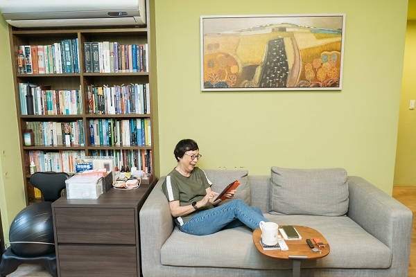 劉綺文最愛的這張沙發椅，裡面鋪了羽毛，有支撐度又有彈性，坐塌了，拍一拍又恢復舒適度。