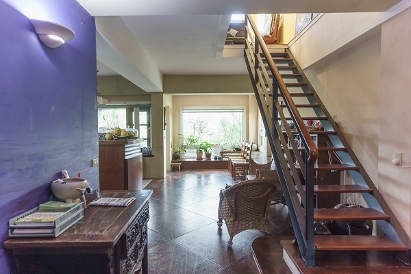 去掉非結構性的隔間牆後，樓下公共區域的空間有了穿透感。