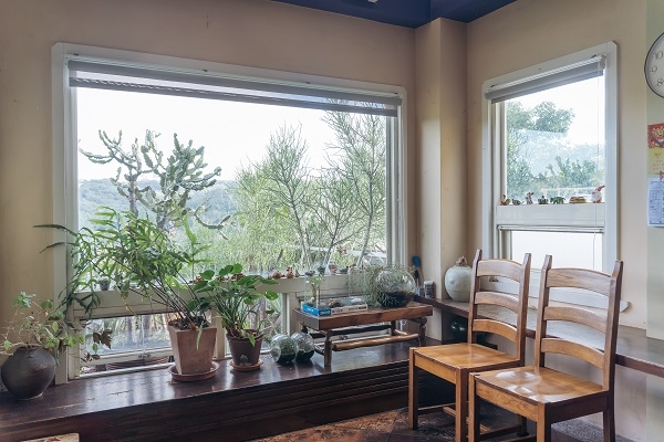 王貴梅運用窗外景色在客廳框出一幅畫，並使空間具有延伸感。