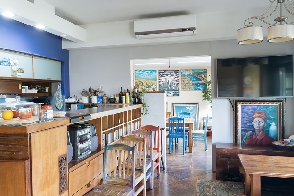 王貴梅將舊木椅重新打磨，妝點不同顏色。