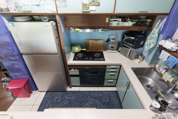 小廚房讓王貴梅幾乎不必走動，就能開冰箱、煮食、洗碗，大地毯則可防滑、防碗盤摔碎。