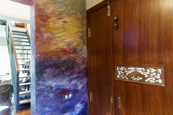 進門的牆壁被手摸髒了，王貴梅乾脆創作出一面藝術牆。