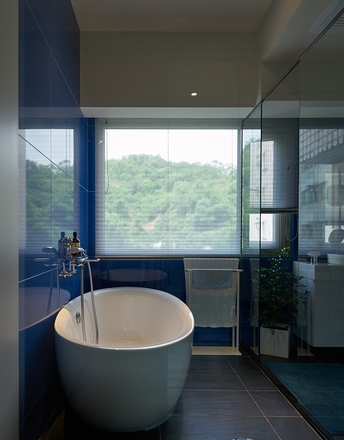 浴缸前的窗戶選用雙色日月簾，欣賞窗外景色之餘，可自由調整視角避免走光。