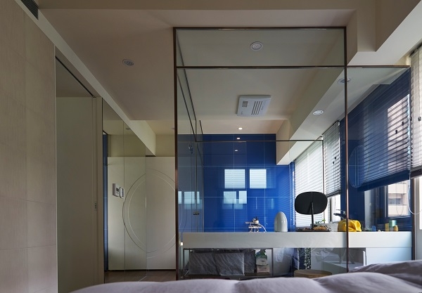 浴室的玻璃隔間讓空間更輕盈。