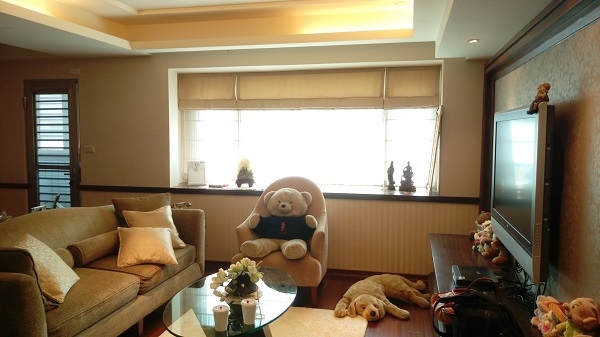 客廳裝修前，天花板較低，室內牆壁包覆暗沉的面材，導致室內照度暗沉，採光效果不佳，白天也必須開燈。