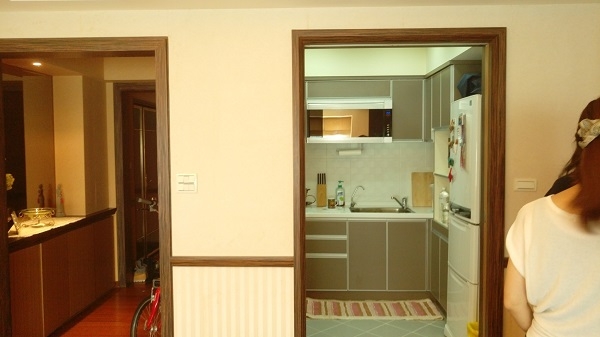 裝修前，左邊玄關一進門是廚房，排煙管線必須拉很遠，抽油煙效率不佳，原本的裝潢公司加裝的中繼抽風機更造成惱人的噪音。