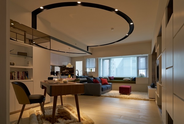 玄關、書房、客廳、廚房做成開放式空間，放大空間感受，天花板也盡可能拉高，降低壓迫感。