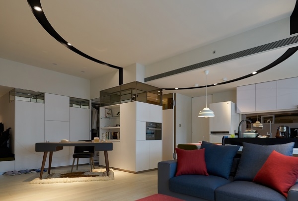 高處的鏡面展示櫃可漫射光線，讓空間更清亮，也降低阻隔感。