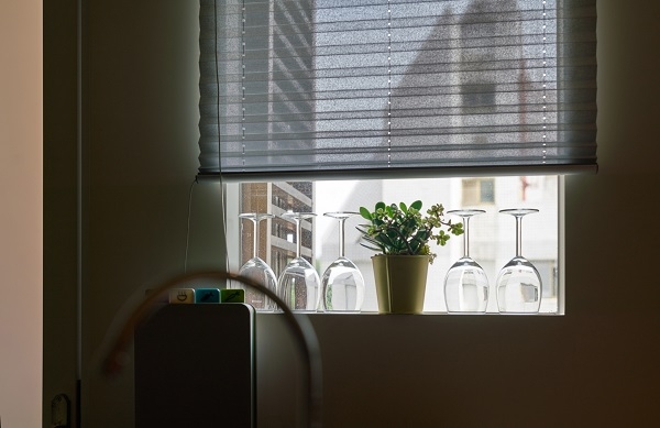 料理吧檯靠牆處有一扇小窗戶，以包框手法，做成無框畫，擺幾個杯子，就能營造風景。