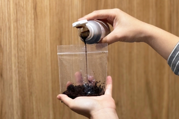 好好處理過期藥水，千萬不要貪圖方便，就直接把液體倒進水槽或馬桶裡造成環境汙染。