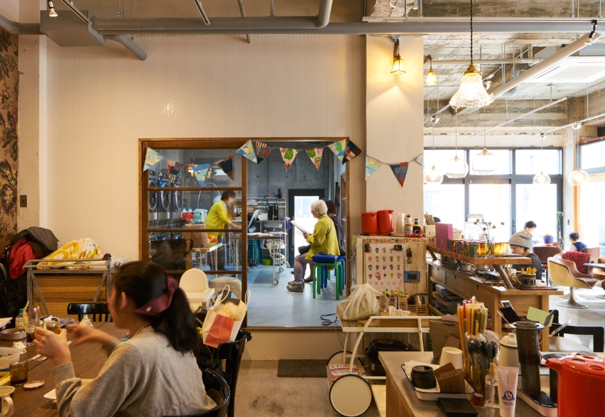 不分男女老少，都能在喫茶咖啡洗衣店交流互動。