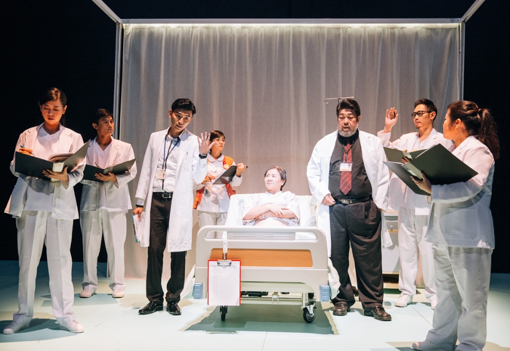 《當妳轉身之後》改編自Margaret Edson《W;t》，編劇吳念真溫暖幽默的敘事風格，讓生死不再令人畏懼。（綠光劇團提供／陳又維攝）