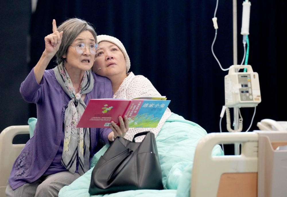 在劇中，演員譚艾珍（左）與王琄有許多動人的對手戲。（綠光劇團提供／陳又維攝）