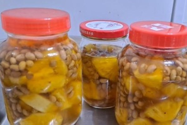 鳳梨盛產的季節，加豆麴放置室溫一個月後，即成美味可口的鳳梨豆醬。
