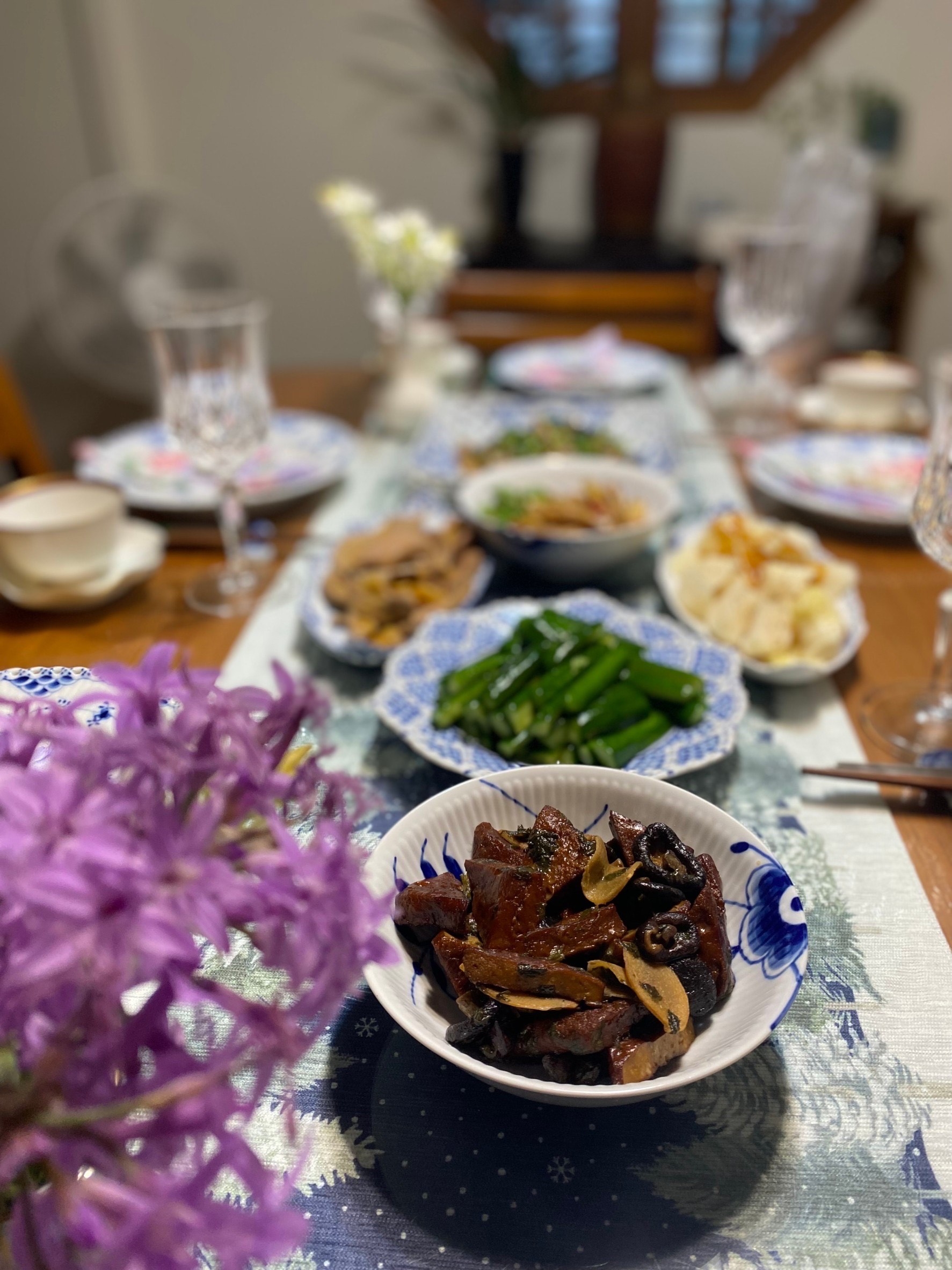 因為喜歡烹飪料理、連帶開始收集各種美麗的器皿，也是余宜芳的生活樂趣之一，《煙火中年》中寫了許多私家食譜。（圖片來源：余宜芳）
