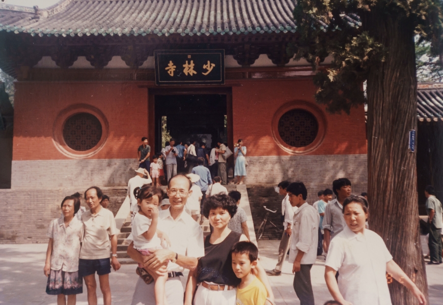 勞亦儉一家人多年前旅遊合影。（圖片來源：影巷26號攝）