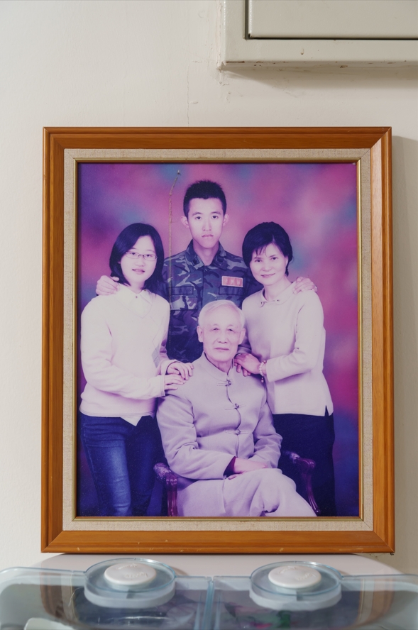 榮家住處掛著一家人的合照。（圖片來源：影巷26號攝）