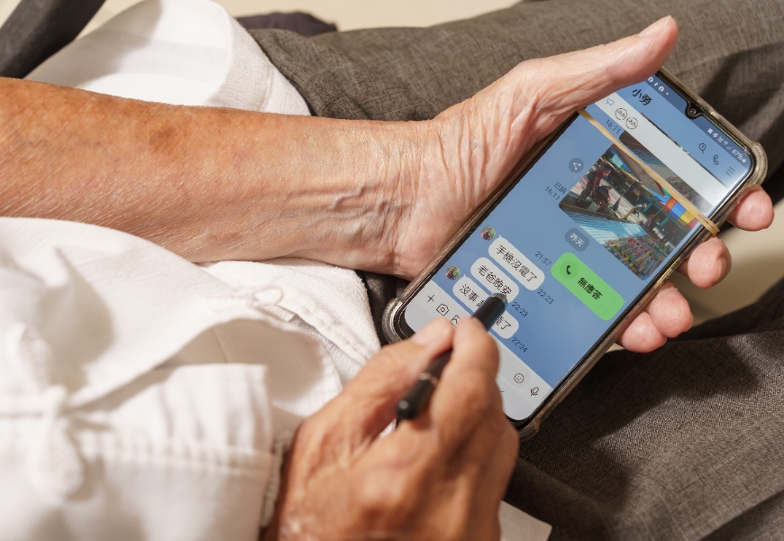 勞亦儉習慣和兒子「小勞」用LINE聯絡，每日3次問安。（圖片來源：影巷26號攝）