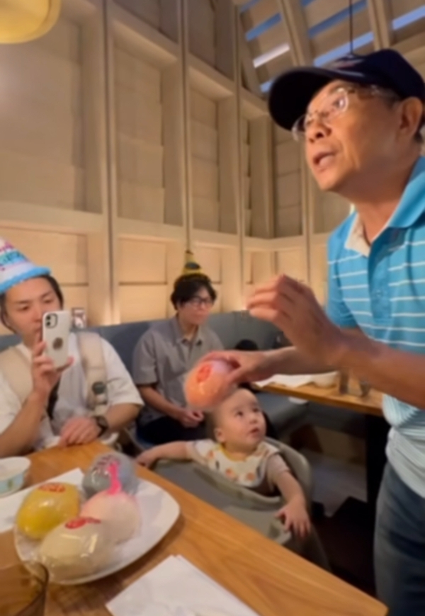 為了向日本朋友們說明壽桃上文字的意義，柴克瑞全力以赴。