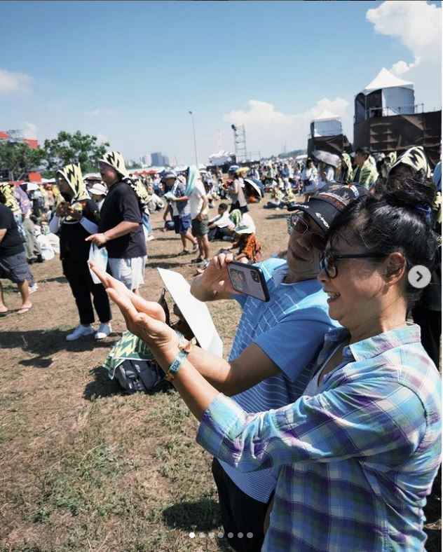 跟著兒子去音樂祭的柴克瑞夫婦倆，對樂團「淺堤」的演出大感讚賞。