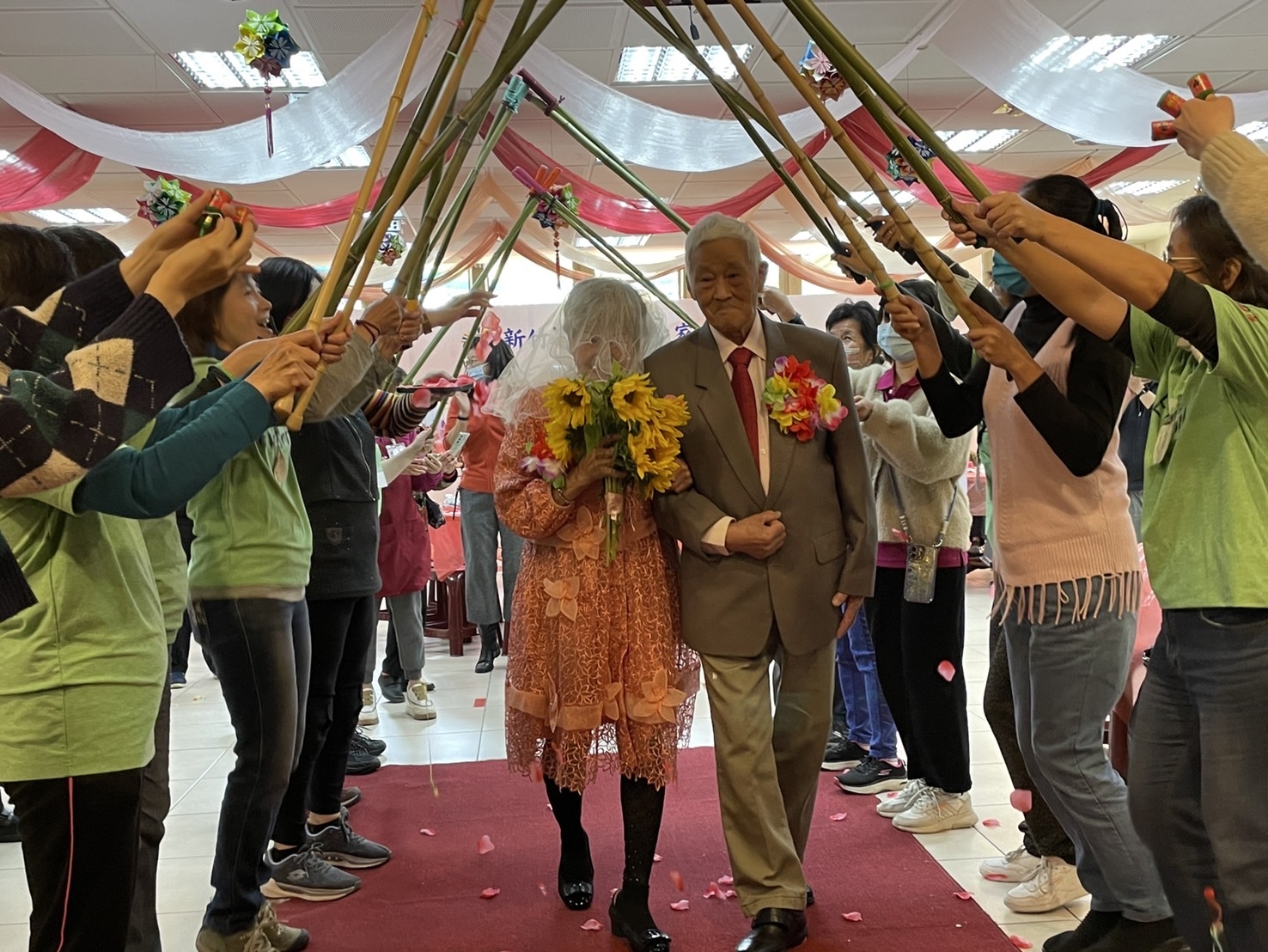 新竹榮家幫余奶奶和趙爺爺籌辦的婚禮。（新竹榮家提供）