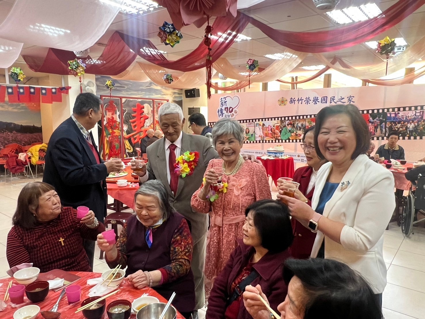 兩人在婚宴上敬酒。（新竹榮家提供）