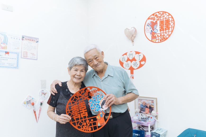 婚後，兩人搬入榮家的夫妻房，室內布置得喜氣洋洋。